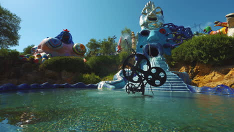 bucle de video continuo del jardín del tarot, il giardino dei tarocchi, un parque de esculturas sobre el tarot esotérico, creado por el artista francés niki de saint phalle cerca de grosseto, italia