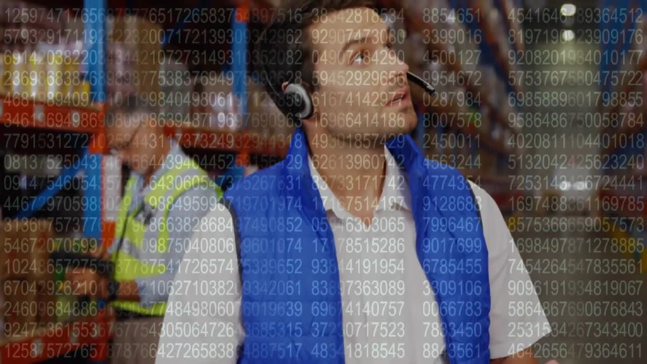 hombre caucásico mirando su tableta en un almacén