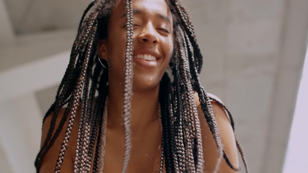 mujer feliz con trenzas