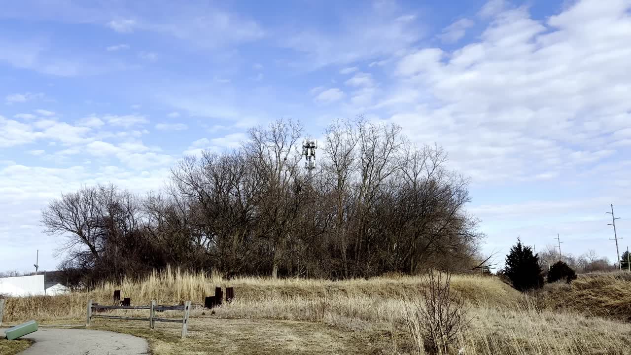 Mobilmast blandt træer i East Lansing, Michigan med fremadgående gimbal-video