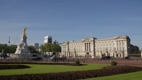 The-Queen-Victoria-Memorial-And-Buckingham-Palace-In-London,-England