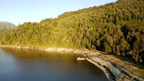 pera con un bote en el lago chapo