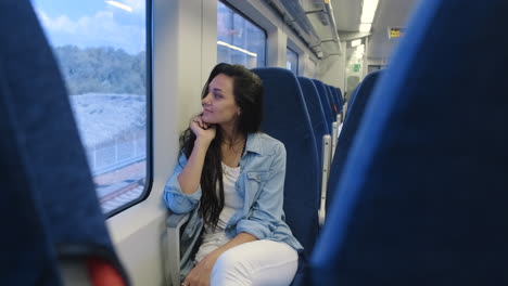 mujer viajando en tren