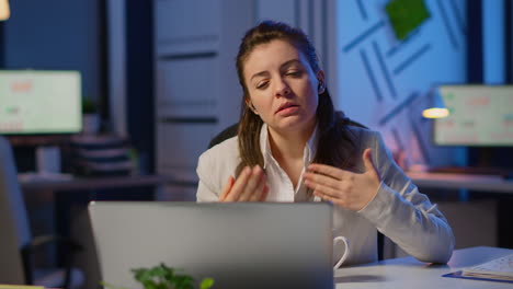 Business-woman-using-wireless-headphone-duing-video-conference