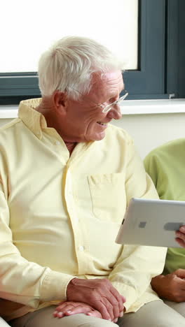 ciudadanos mayores que usan tabletas digitales y computadoras portátiles