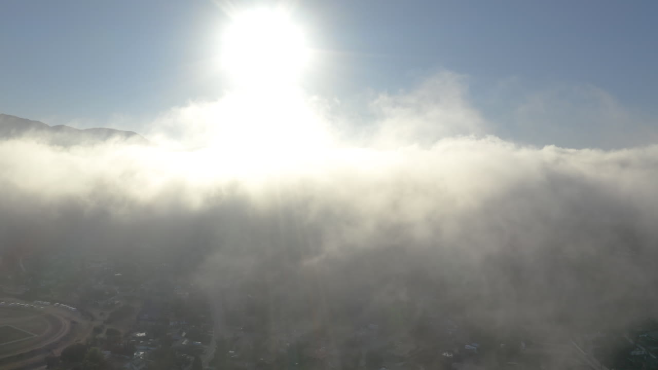 vista aérea de niebla baja sobre montañas en san diego durante el amanecer