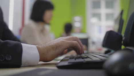 escribir en el teclado en el entorno de la oficina