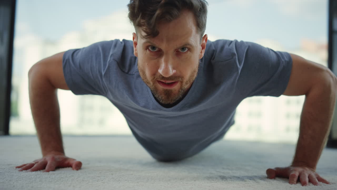 persona masculina deportiva que se mantiene en forma en el interior. hombre adulto que hace deporte en casa.
