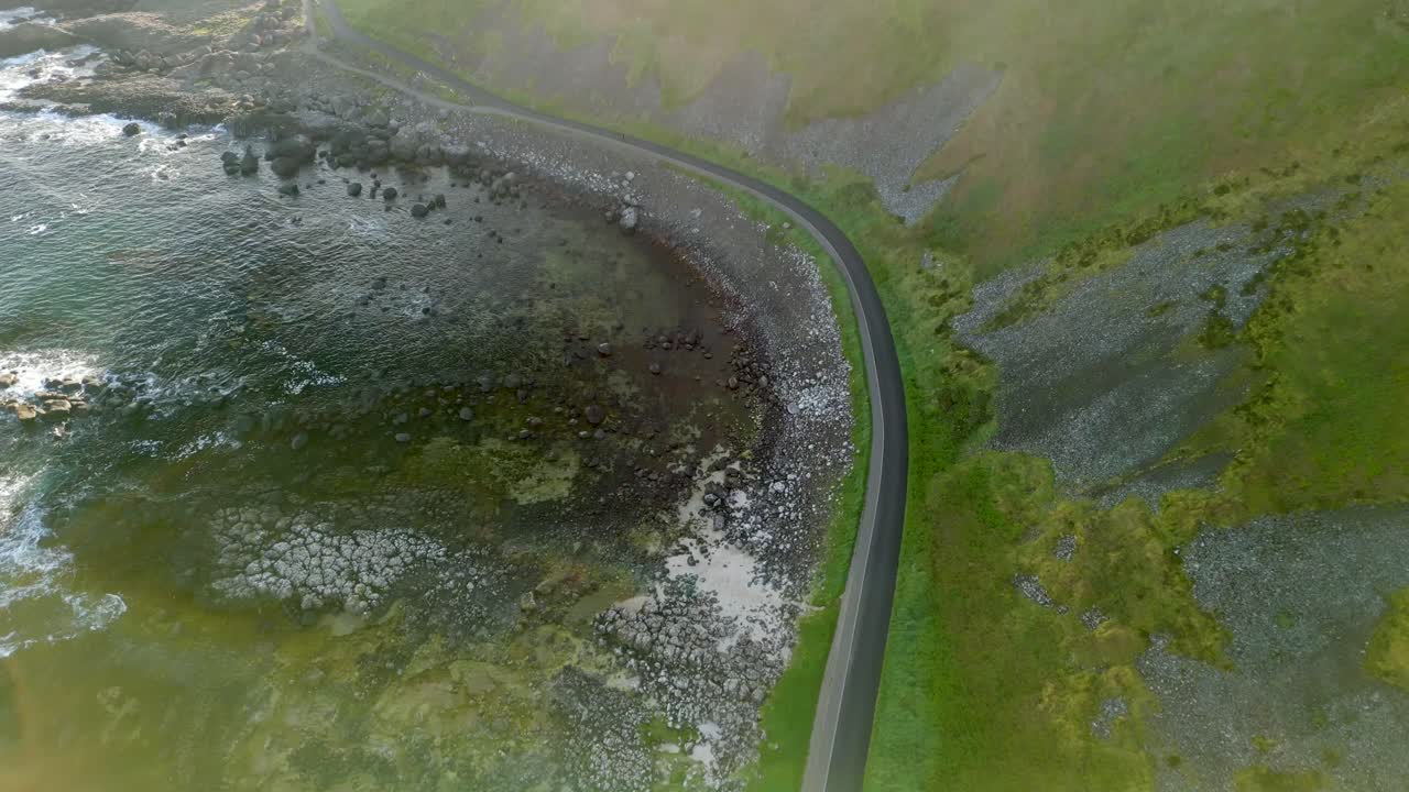 북아일랜드 안트림 카운티의 자이언트 캐스웨이 (giant's causeway) 의 해안 경로의 공중 촬영