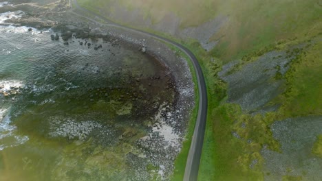 fotografía aérea del sendero costero en la calzada del gigante en el condado de antrim, irlanda del norte al amanecer
