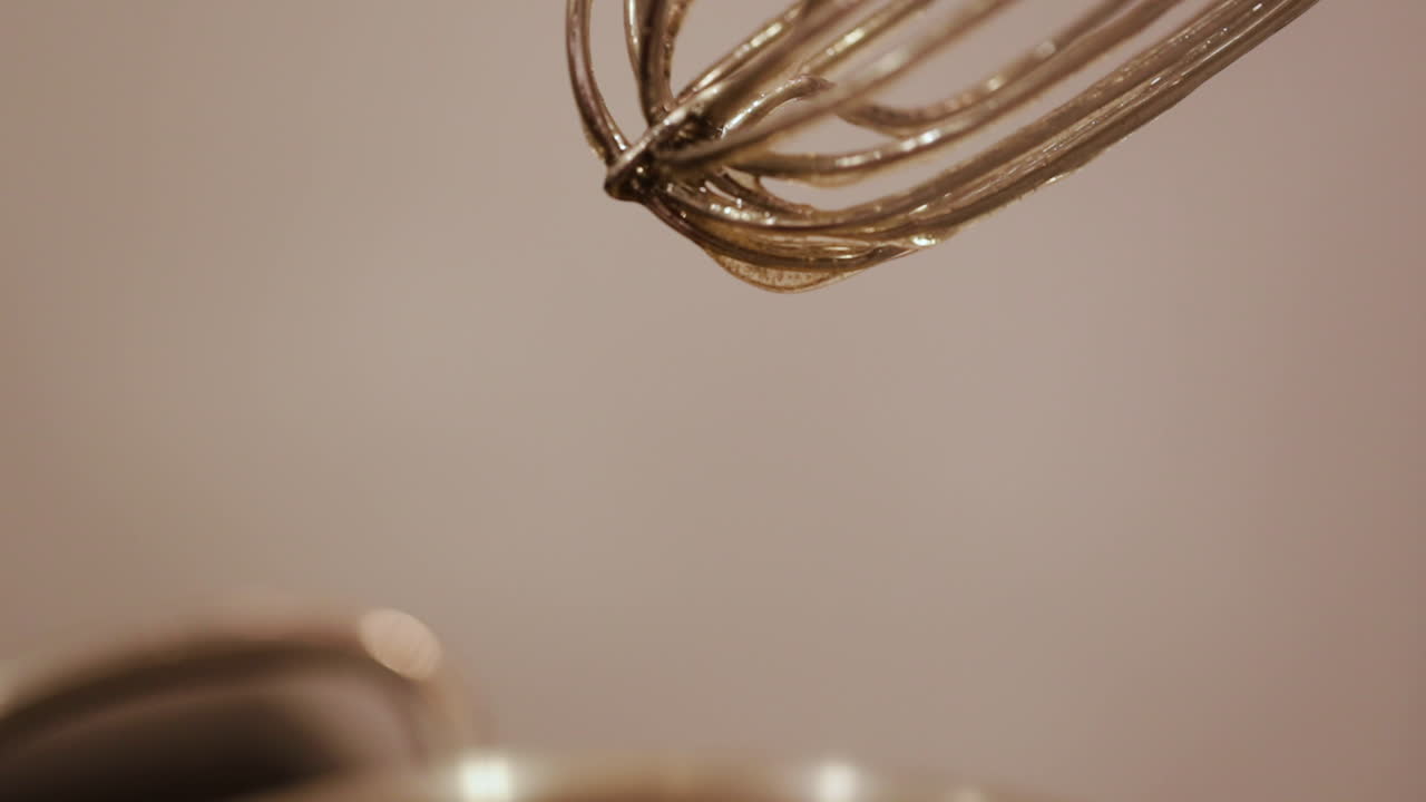 chef mezclando caramelos duros con batidor