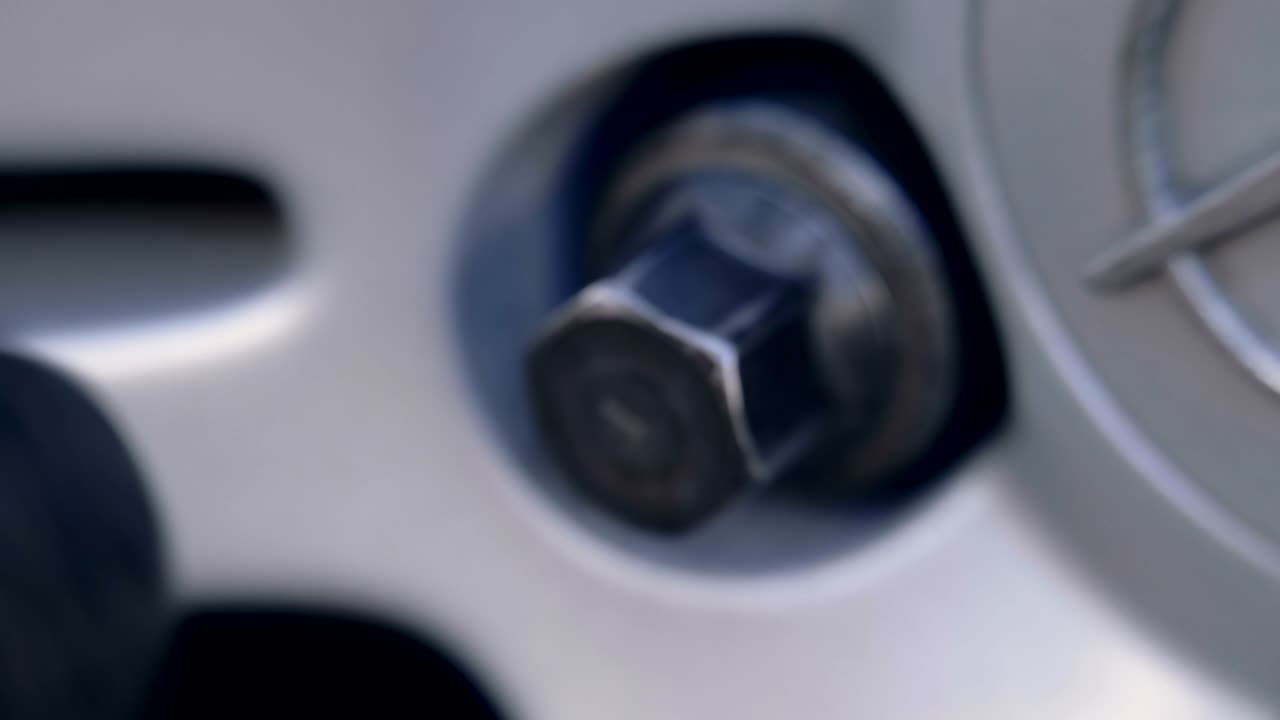 기계공 은 자동차 의 합금 에서 볼트 를 풀기 위해 도난 방지 볼트 잠금 장치 를 사용 한다