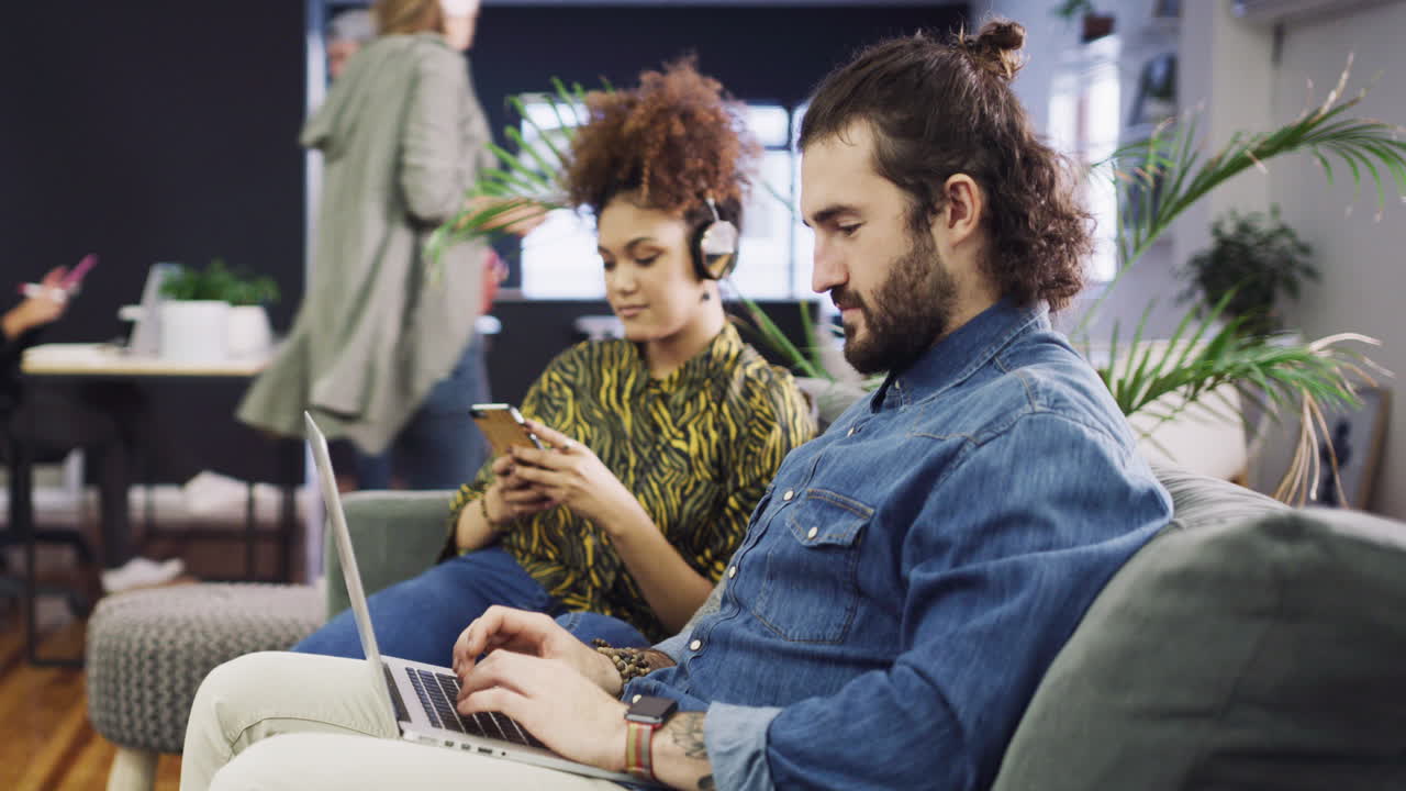 un apuesto joven hombre de negocios sentado con una mujer