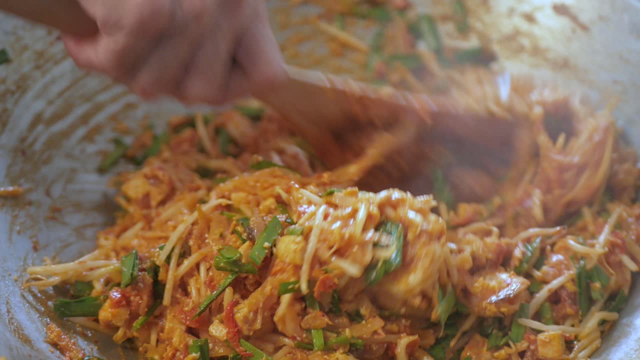 POV mens du steker Pad Thai på kjøkken-1