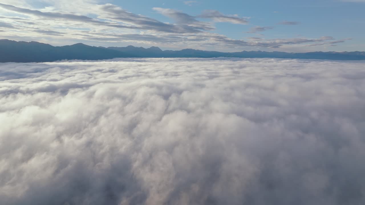 Drone flyver over tykt skydække over Grand Lake Colorado USA, surrealistisk, æterisk blå tågekulisse