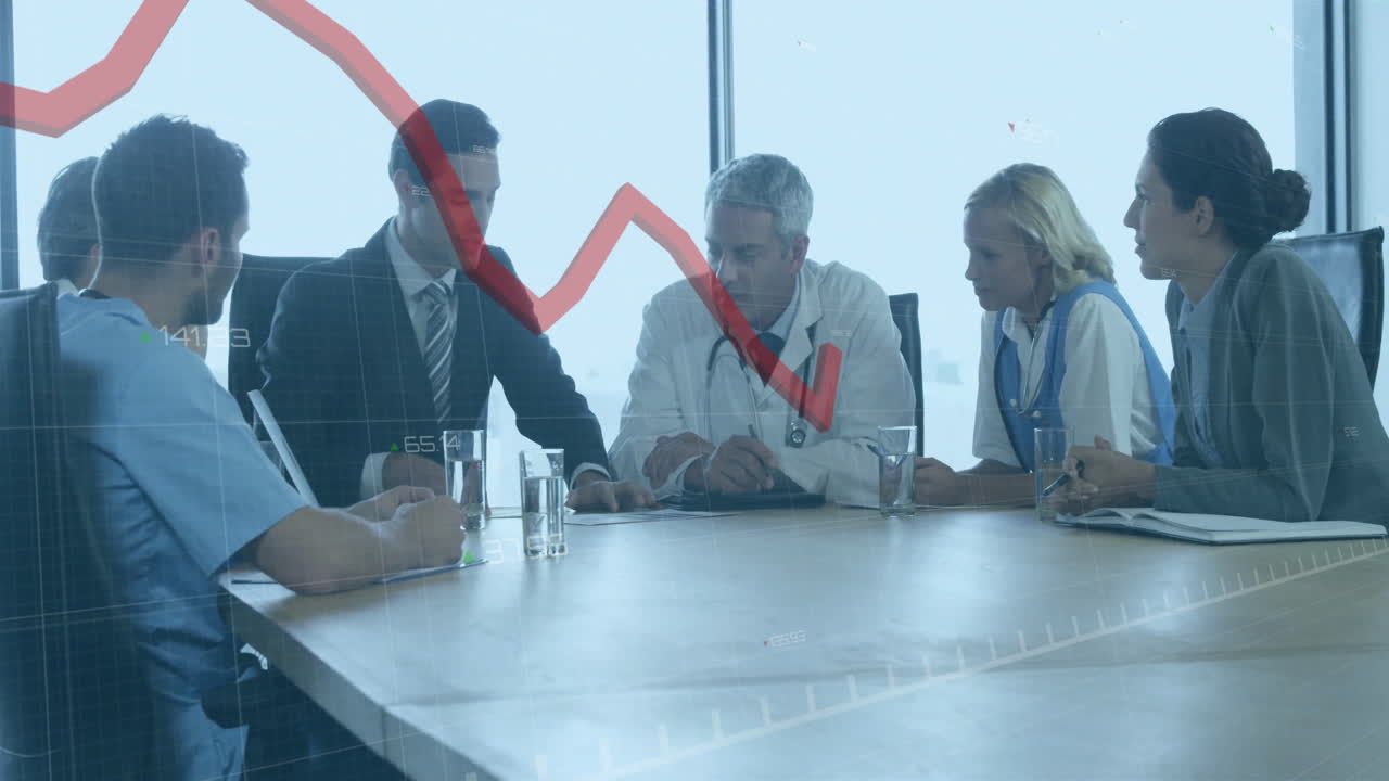 animación de la línea roja y el procesamiento de datos financieros sobre diversas personas de negocios en la oficina