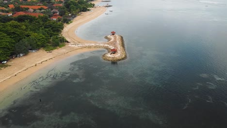 美麗的電影沙灘,巴厘島無人機拍攝有趣的風景,漁船和平靜的天氣