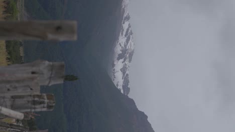 montañas y campos en cámara lenta con vallas de madera en primer plano en patagonia, argentina