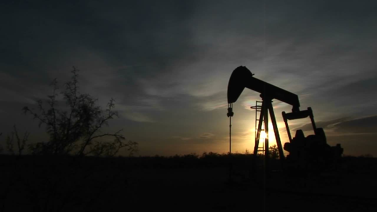 plano medio de una bomba de aceite girando en el desierto de nuevo méxico 2