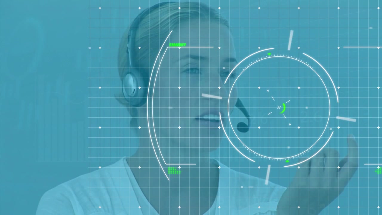 Animazione di uno scanner che scorre su una dirigente caucasica del servizio clienti che parla al telefono con auricolare.