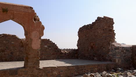 Isolierte-Alte-Festungsruinen-Mit-Strahlend-Blauem-Himmel-Am-Morgen.-Das-Video-Wurde-In-Der-Kumbhal-Festung-Kumbhalgarh-In-Rajasthan,-Indien,-Aufgenommen