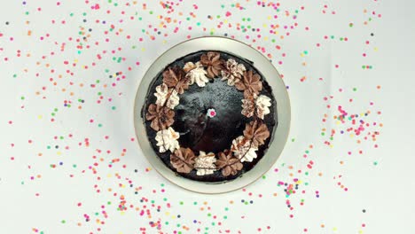 pastel de cumpleaños con una vela de aniversario