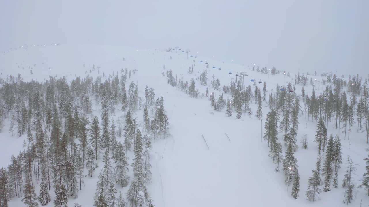 drone pull away flyover foggy levi estación de esquí de south park, colinas de finlandia