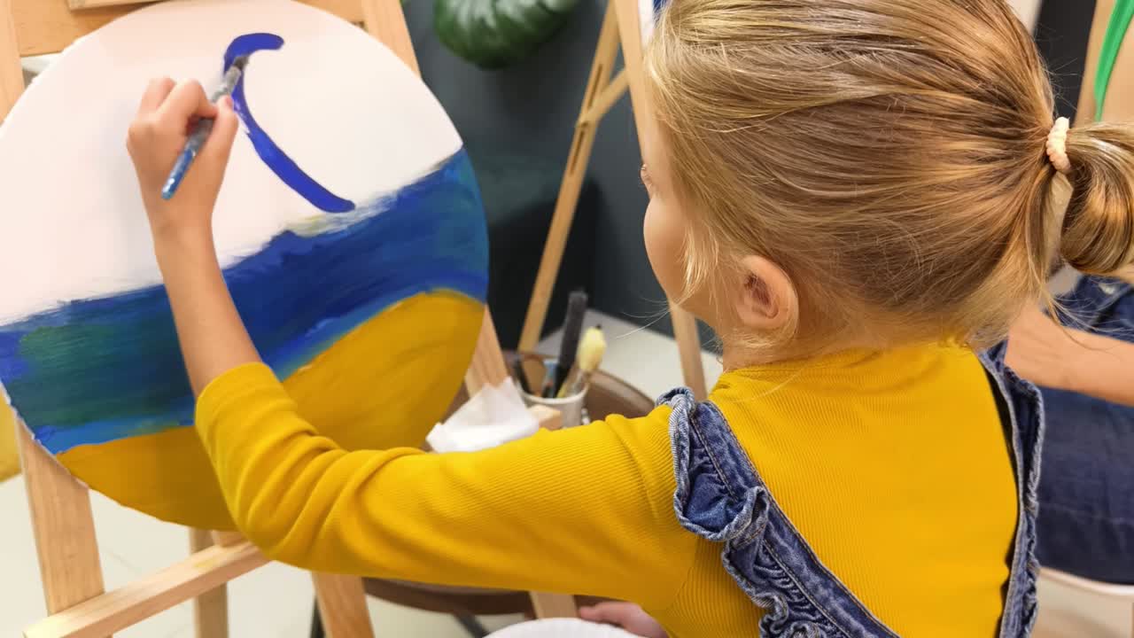 둥근 캔버스를 그리는 소녀