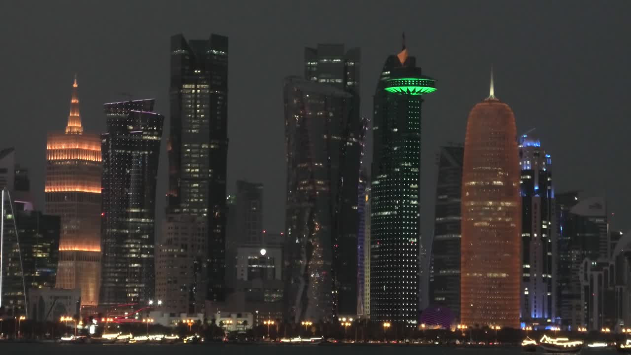 Doha bysilhuett om natten