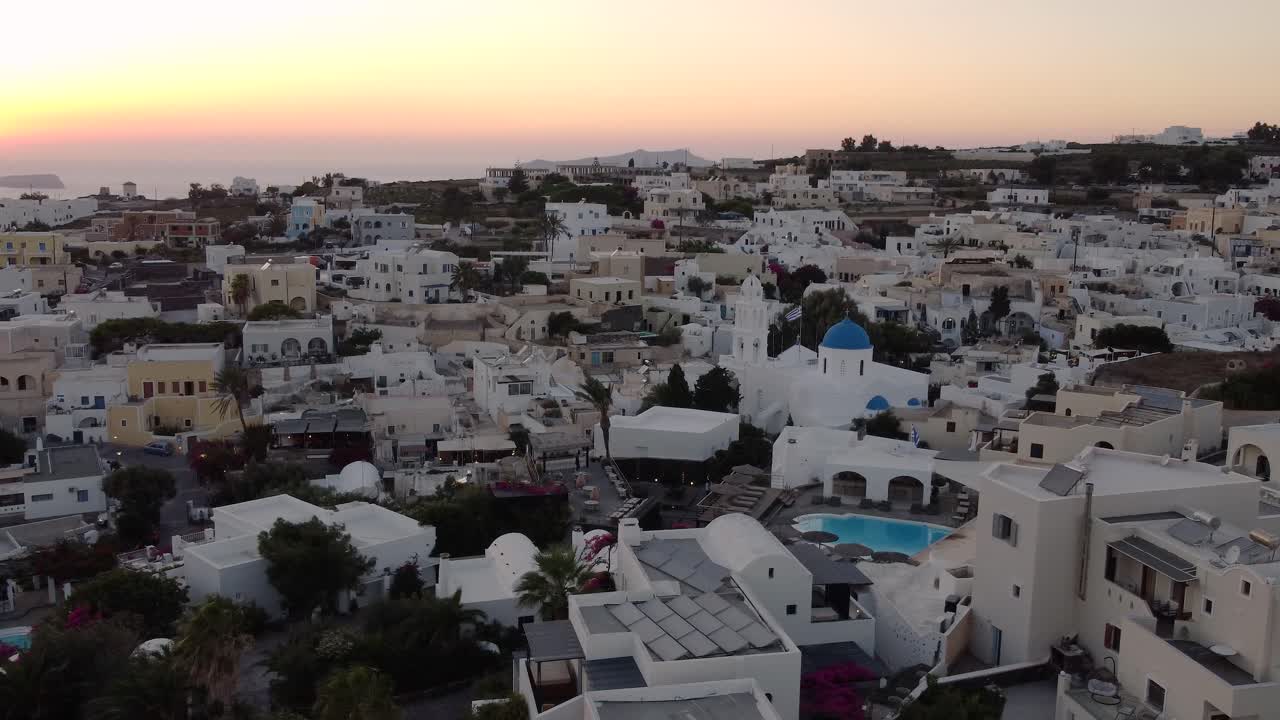 vista orbital sobre el pueblo de megalochori revelando el atardecer, santorini