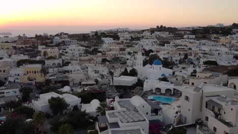 Orbitalansicht-über-Megalochori-Dorf-Mit-Sonnenuntergang,-Santorini