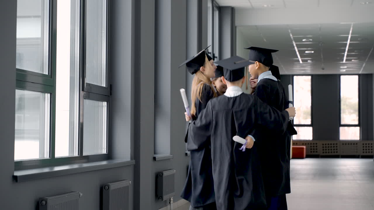grupo de estudiantes preescolares felices en birrete y bata 10