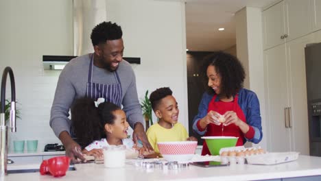 Glückliche-Afroamerikanische-Familie,-Die-Gemeinsam-In-Der-Küche-Backt