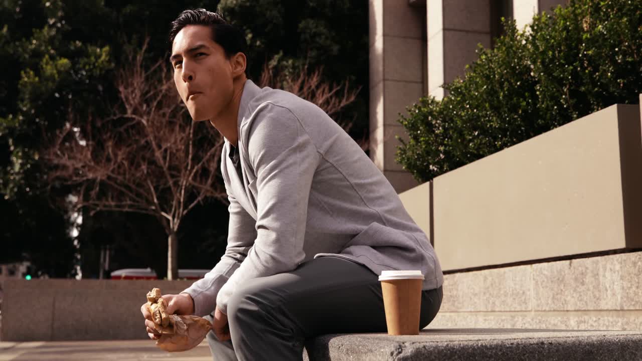 un joven profesional en movimiento.