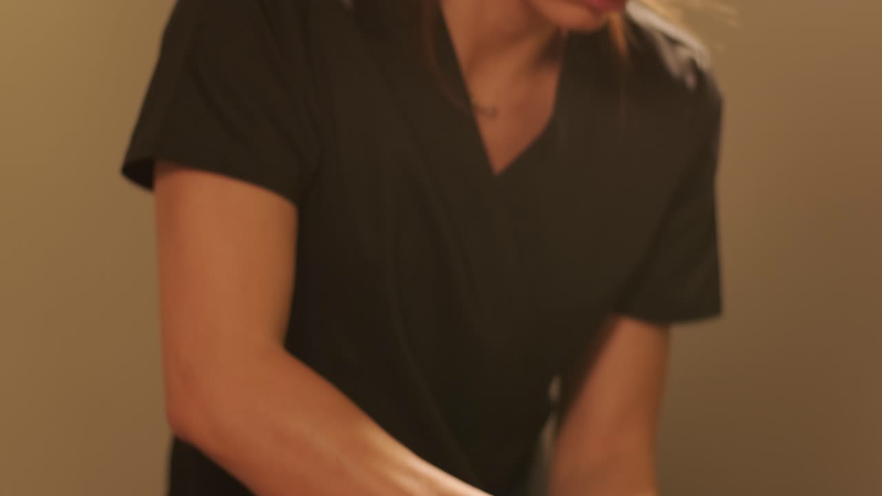 masajista profesional que realiza masajes de relajación