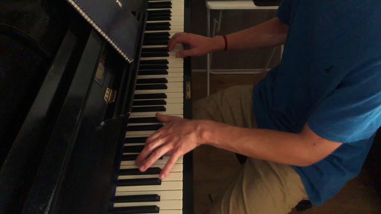 manos tocando una canción en un piano
