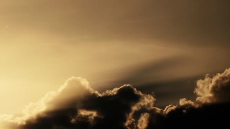 Cielo-Oscuro-Al-Atardecer-Con-Enfoque-Suave