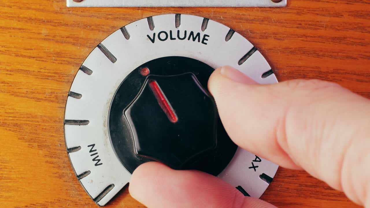 Old Retro AM FM Radio with tubes, Hand Changing stations , bulb vintage music player.