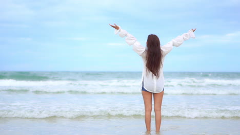 Chica-Asiática-Feminista-Libre-Disfrutando-De-La-Libertad-En-La-Playa