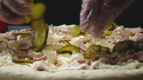 haciendo una deliciosa pizza de pepinillo