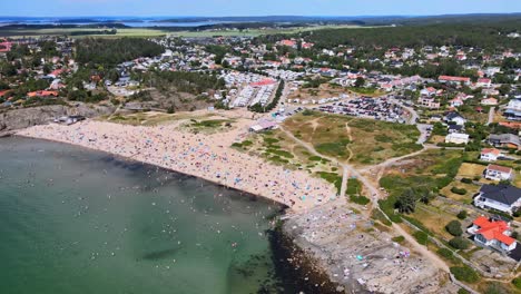 panoramiczny widok na wiejski pejzaż miejski na brzegu plaży asa na południu göteborga w szwecji