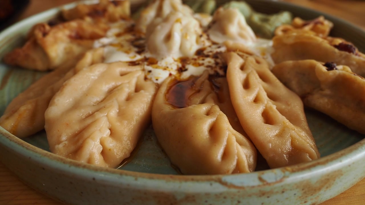 Primo piano di una varietà di ravioli tradizionali con salse