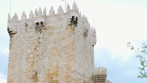 Kippen-Sie-Entlang-Der-Brüstung-Des-Burgturms-In-Chaves-Vila,-Real-Portugal