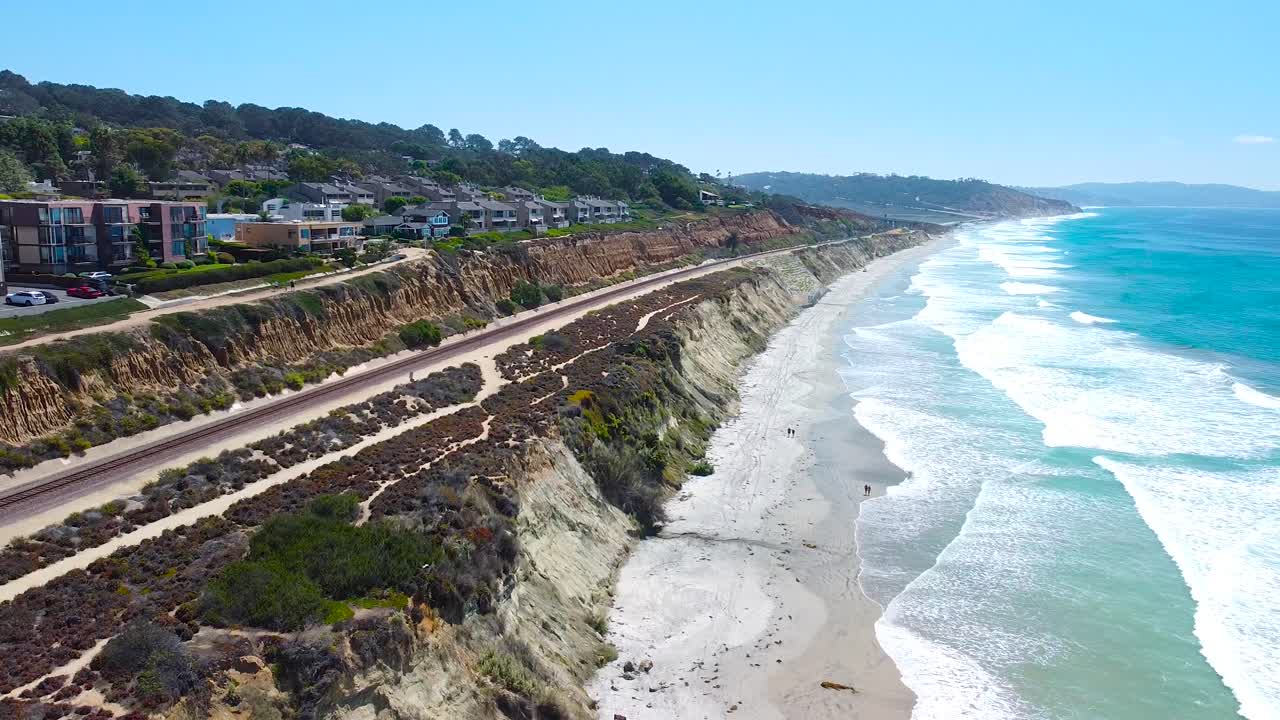 기차로 확대되는 델마 해안선의 arial 샷