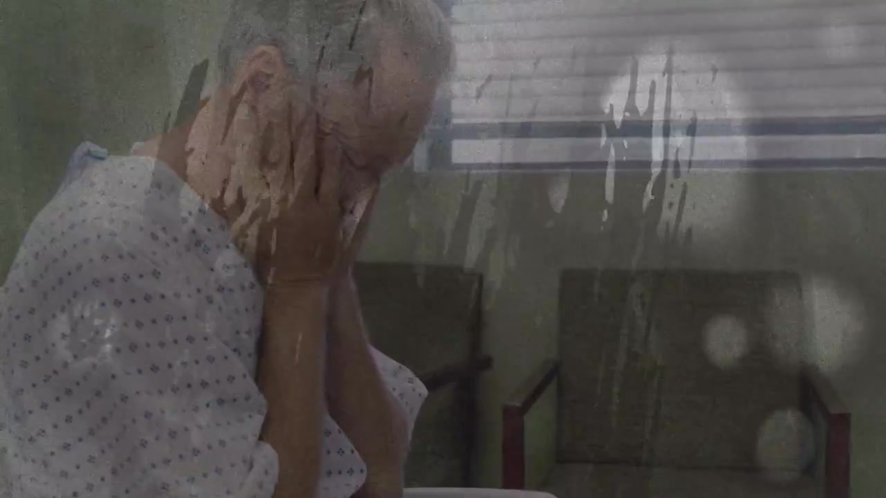 Paciente masculino tocando a garganta e depois cobrindo o rosto, mostrando angústia, com sobreposição de filme na cama embaçando a cena