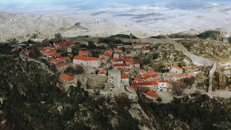 Sortelha-Castillo-Antiguo-Remoto-En-La-Cima-De-Una-Montaña-árida,-Portugal,-Plataforma-Rodante-Aérea