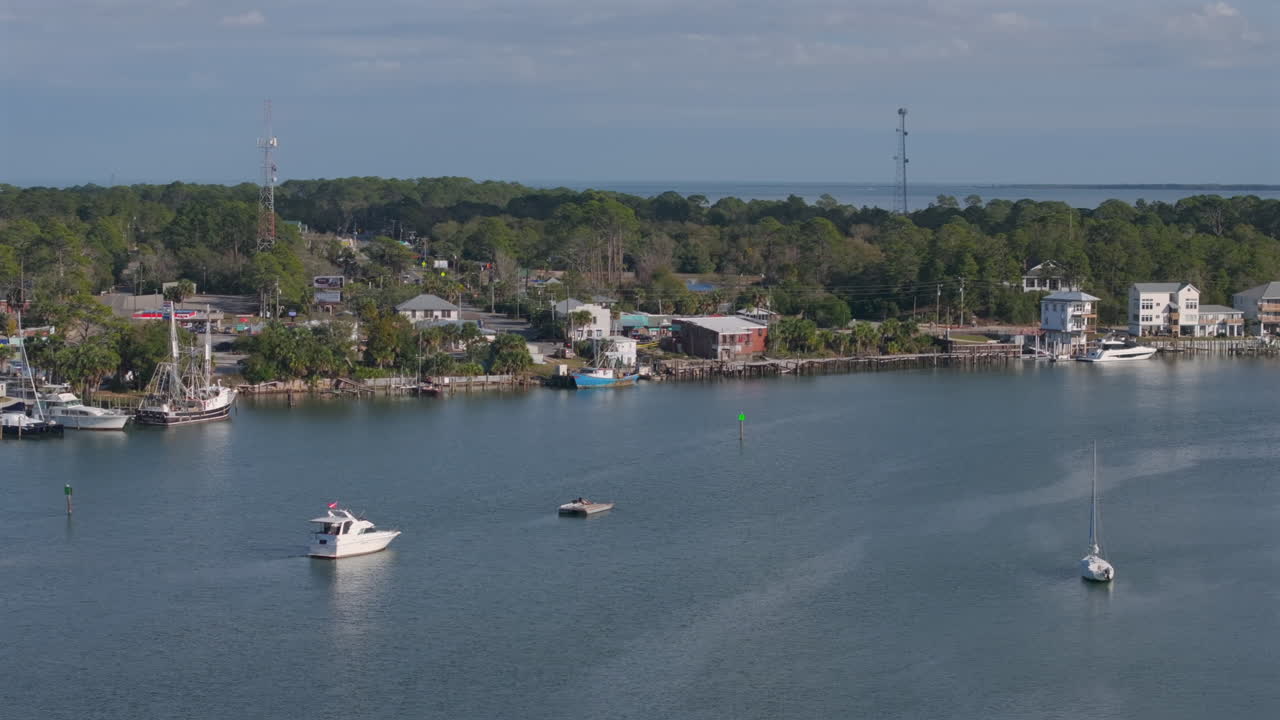 Panoramica aerea di Carrabelle Harbor e River: pittoresco lungomare e porto turistico che conducono a St. George Sound sulla storica costa dimenticata della Florida