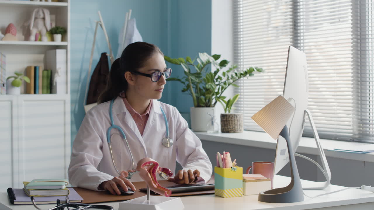 doctora trabajando en su escritorio.