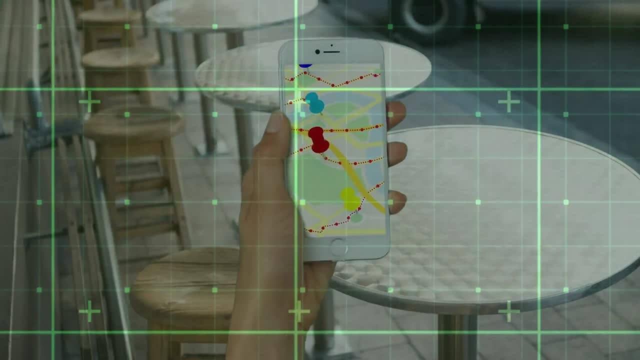 animación del procesamiento de datos sobre una mujer que usa un teléfono inteligente