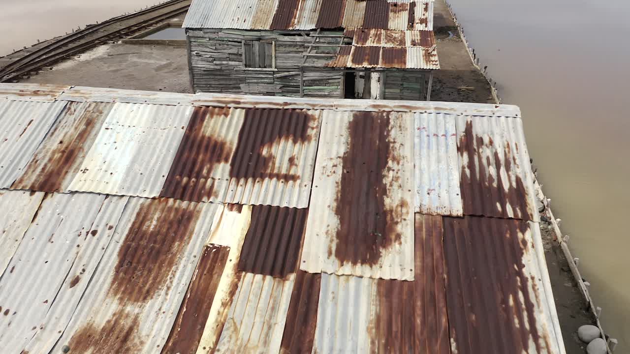 fpv 스타일의 목조 주택 지붕에 대한 허위 충격 드론 샷